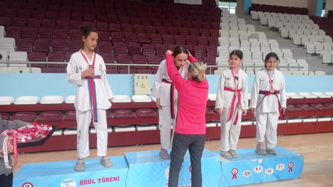 Küçükler Taekwondo Müsabakalarında Okulumuz 5/E sınıfı öğrencilerinden Yaren Su ÇELİK İl 3.'lüğü derecesiyle madalya almaya hak kazandı.